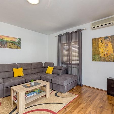 Emanuela With Private Pool Apartment Loborika Exterior photo